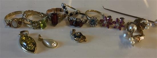 Mixed gold jewellery includes rings